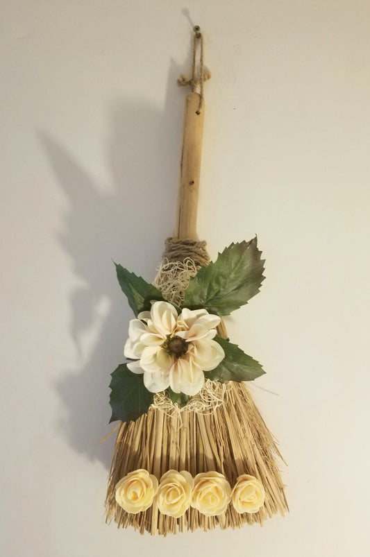 Balai en Bois , Décoration Florale
