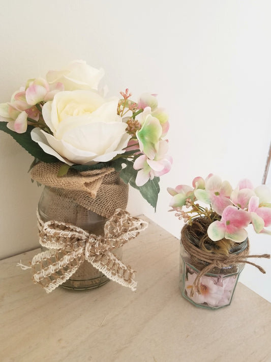 Deux Pots Décoratifs Assortis