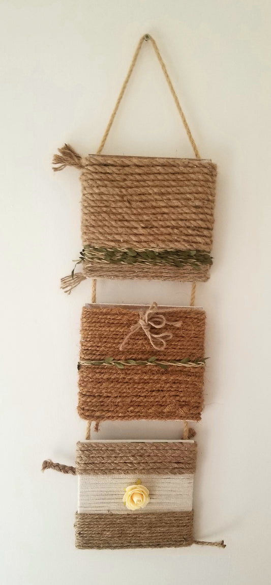 Suspension, Trois Cadres Décorés