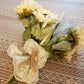 Panier en Fer,  Garni de Cinq Bouquets