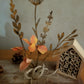 Plateau Automnal, maisonnettes en bois, fleurs en métal