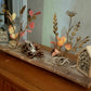 Plateau Automnal, maisonnettes en bois, fleurs en métal