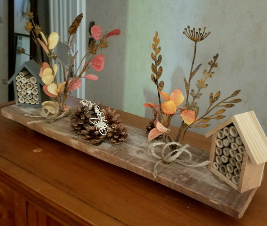 Plateau Automnal, maisonnettes en bois, fleurs en métal